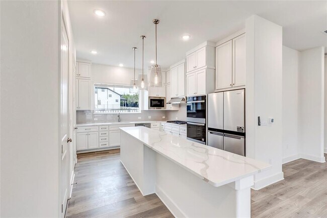 Building Photo - 2000 Kit Cir