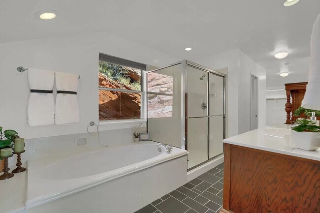 Building Photo - Beautiful 3 Bed Home Perched on a Mountain Side!!
