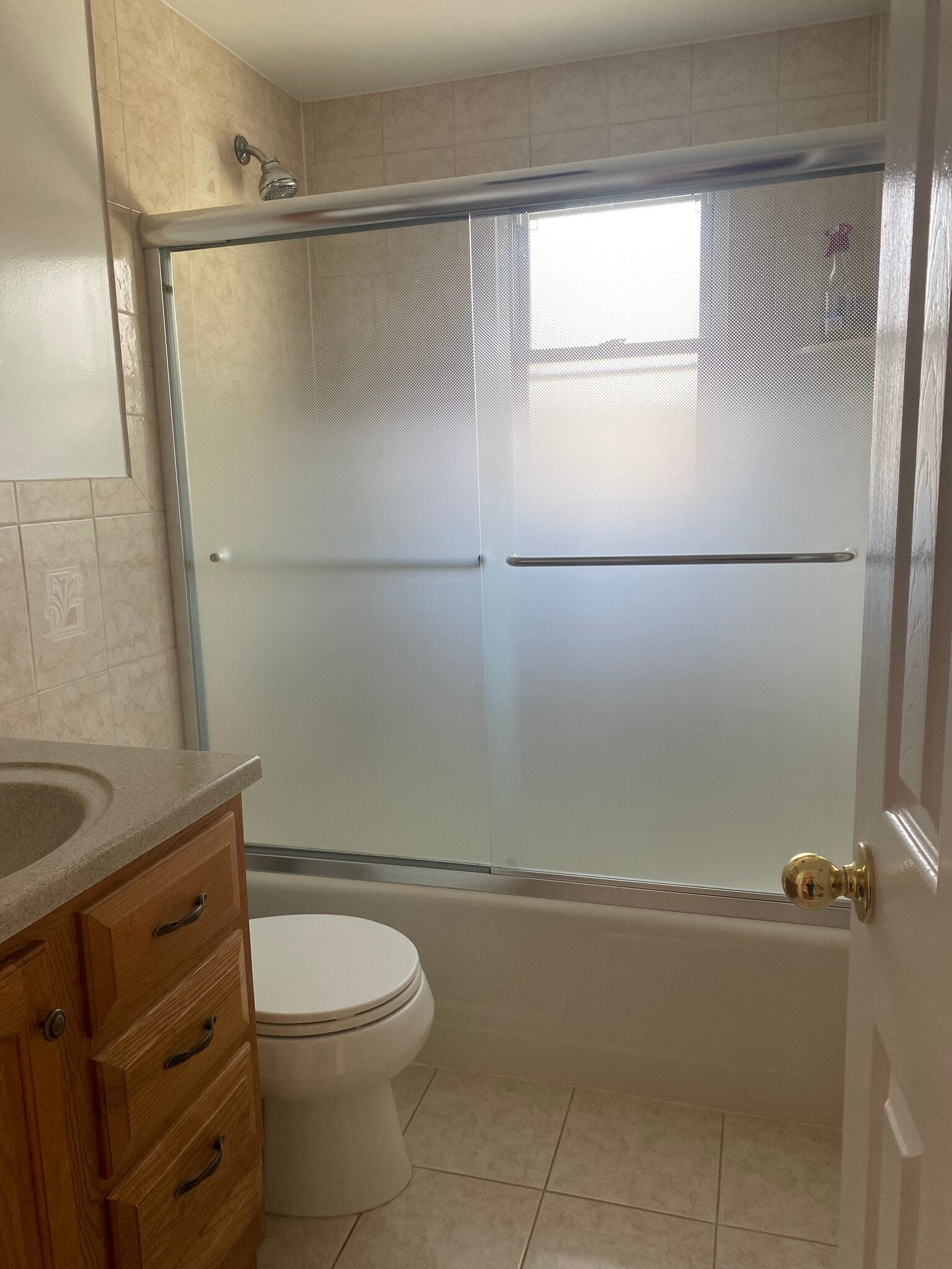 Full Bathroom - 2A Cecil Pl