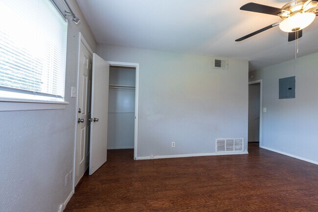 Building Photo - 1304 N Irvington Ave