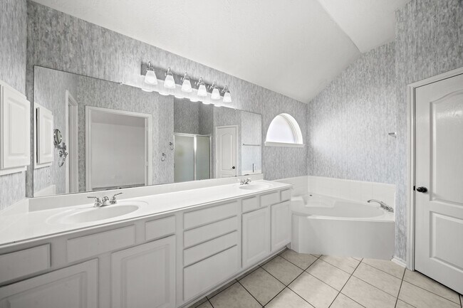 Building Photo - 2415 Wyckchester Dr