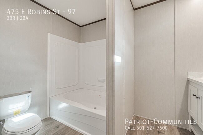 Building Photo - 475 E Robins St