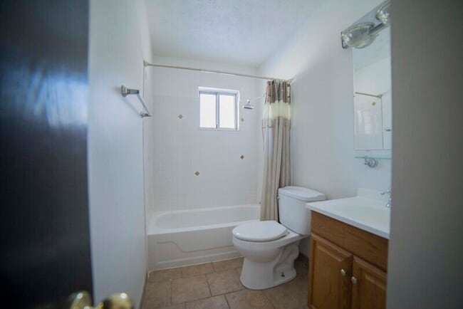 Building Photo - 536 Hyatt Ave