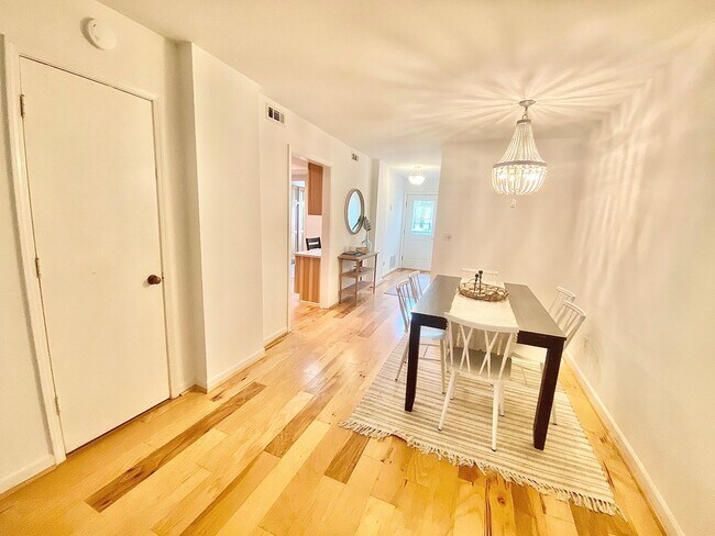 Building Photo - Beautiful Mount Pleasant Townhome