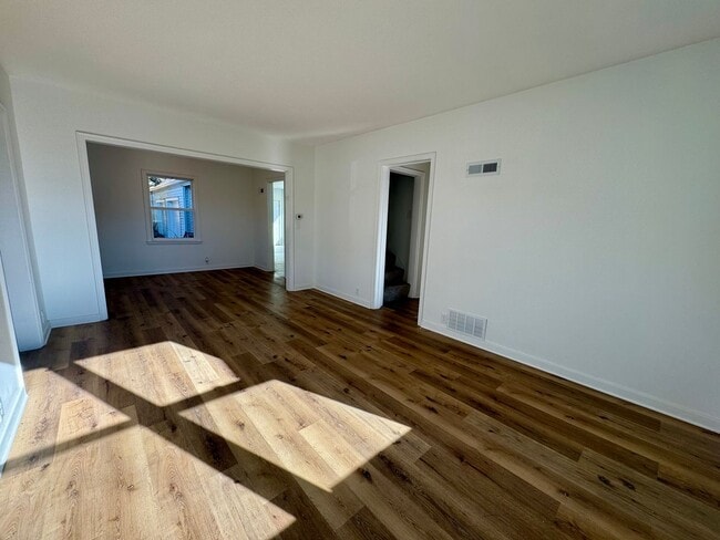 Building Photo - UPDATED 3 bed, 2 1/2 bath in central Lincoln