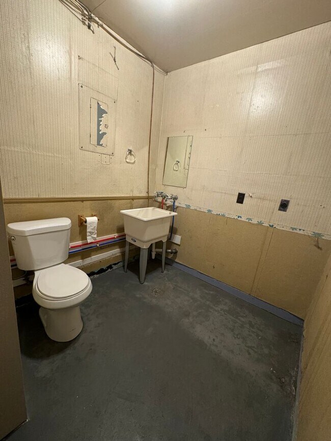 Building Photo - 2.5 Miles (6 minutes or less) to Oregon Tech and Sky Lakes Medical Center!  Perfect setup for Roo...