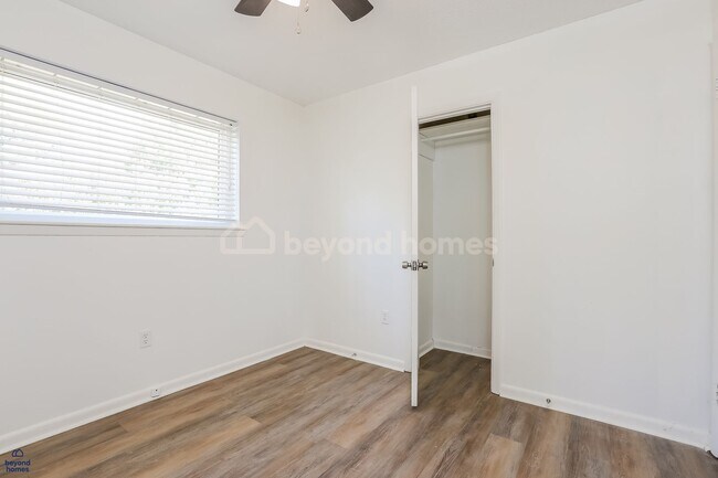Building Photo - Charming Sherwood 3 BR Home with Fireplace & Big Yard