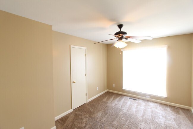 Building Photo - 3 Bedroom 2 Full Bath + Large Den - Picture Perfect In & Out! You will LOVE IT!!