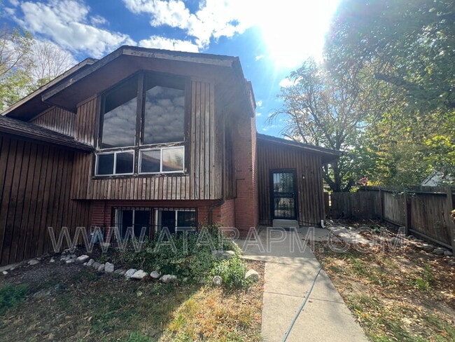 Building Photo - 270 Country Club Dr
