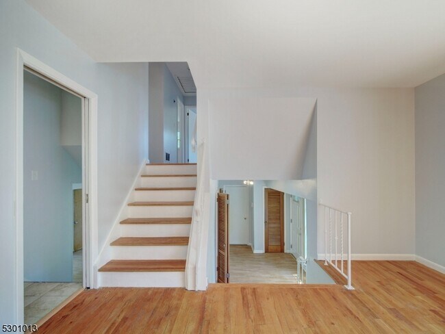 Building Photo - 17 Brook Pl