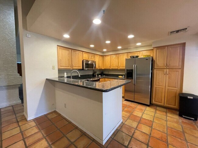 Building Photo - 6049 W Grandview Rd