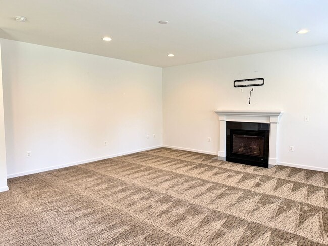 Building Photo - CLOSE TO BROOKE POINT VRE - LARGE ACREAGE HOME - STAFFORD- BASEMENT KITCHENETTE