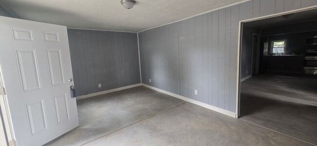 Building Photo - Cute 2 bedroom home near downtown