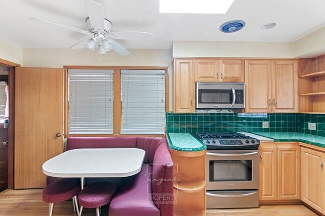 Building Photo - Sunny 4 BR home with lots of space!