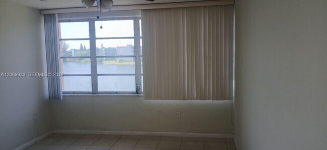 Building Photo - 1591 NE Miami Gardens Dr