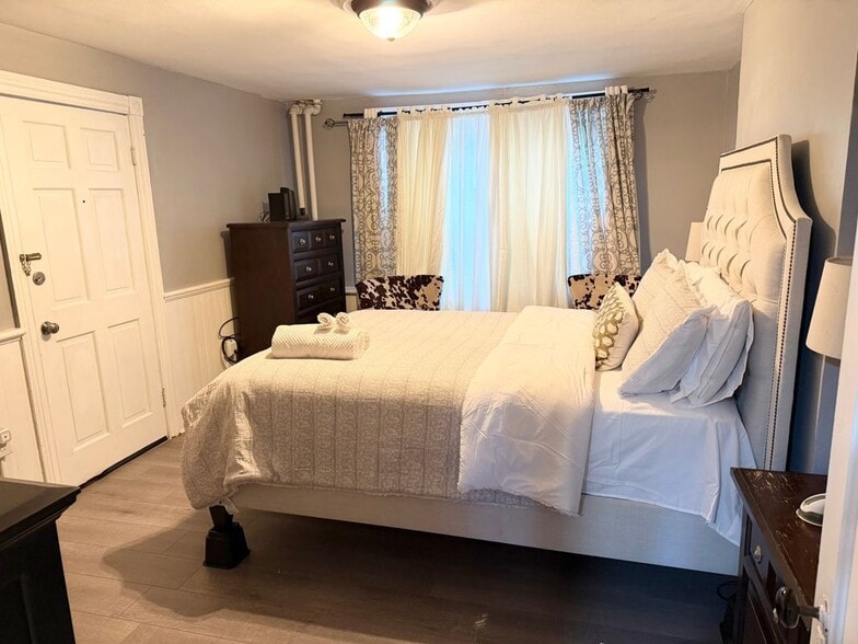 Building Photo - 39 S Lake Ave