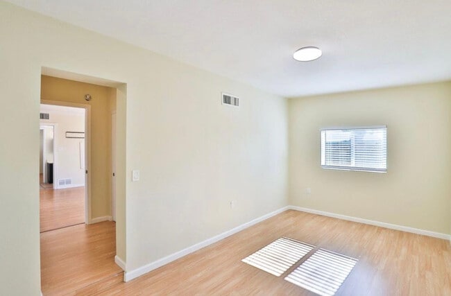 Building Photo - 2421 W Anderson Ave