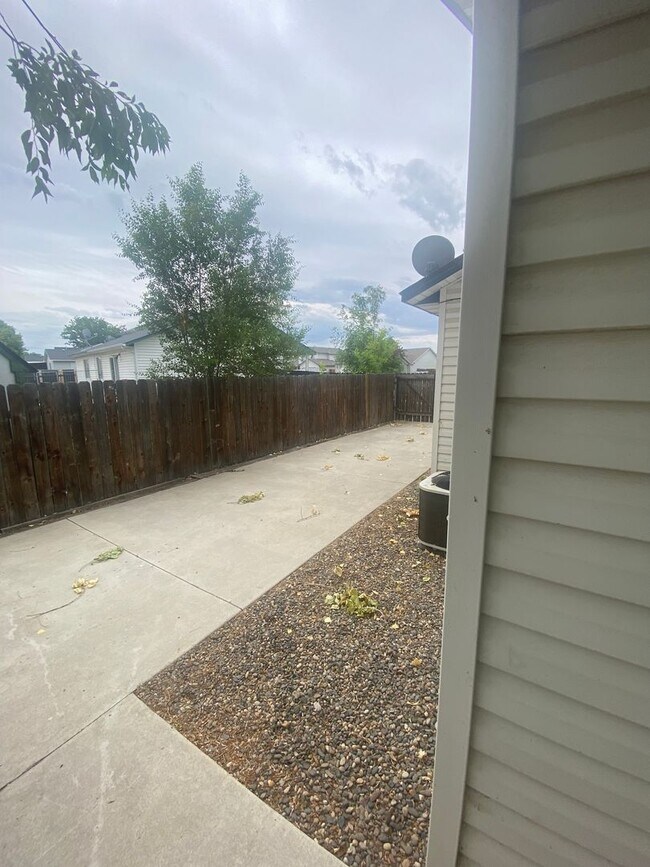 Building Photo - 3 Bed, 2 Bath,  Single Story, CUL-D-SAC Ho...