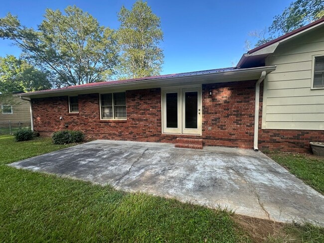 Building Photo - Charming 3 Bedroom, 2 Bathroom Home in Lenlock!