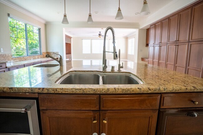 Building Photo - Exceptional estate Located In the highly desirable College Park Community.