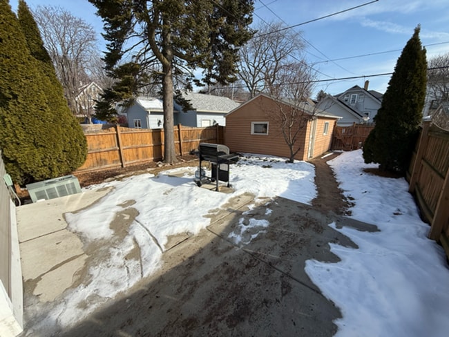 Building Photo - 3-Bedroom Home Just Steps from Lake Michigan! Prime location!