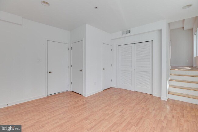 Building Photo - 220 W George St