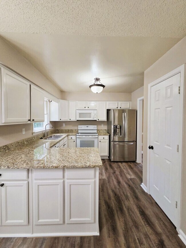 Building Photo - Well maintained 2 story home in Providence Creek Subdivision