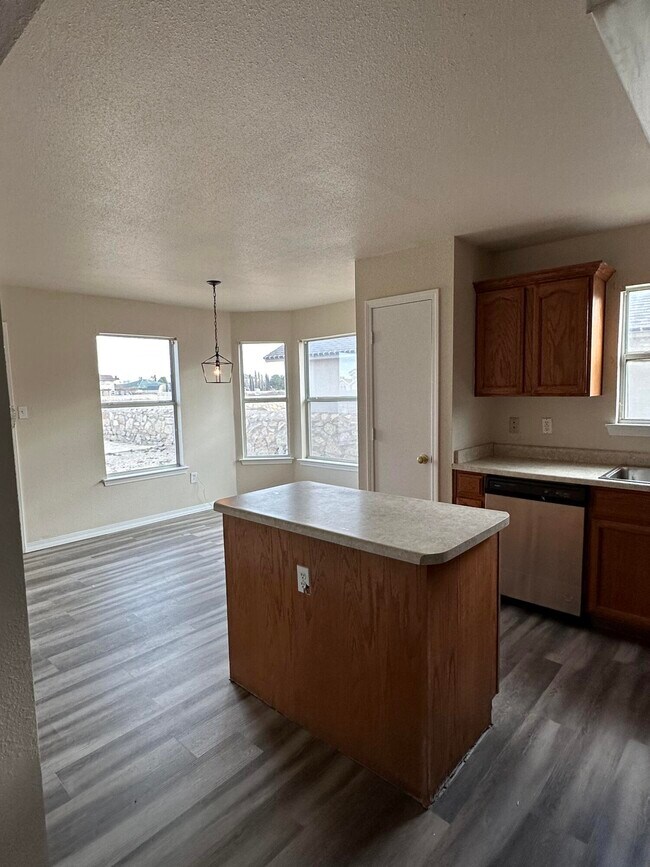 Building Photo - 760 Desert Ash Dr