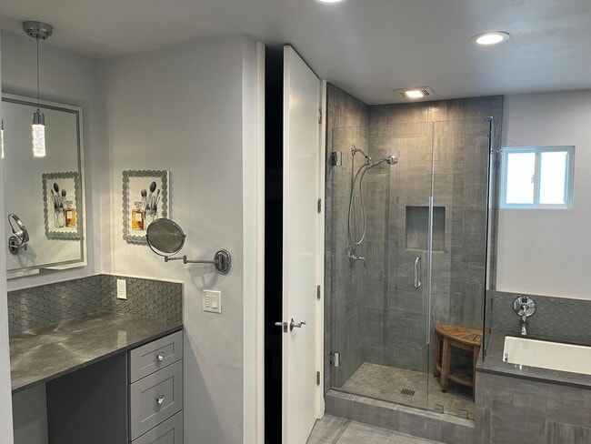 Building Photo - 4bd/2ba Single Story Home In Hennie Hills ...