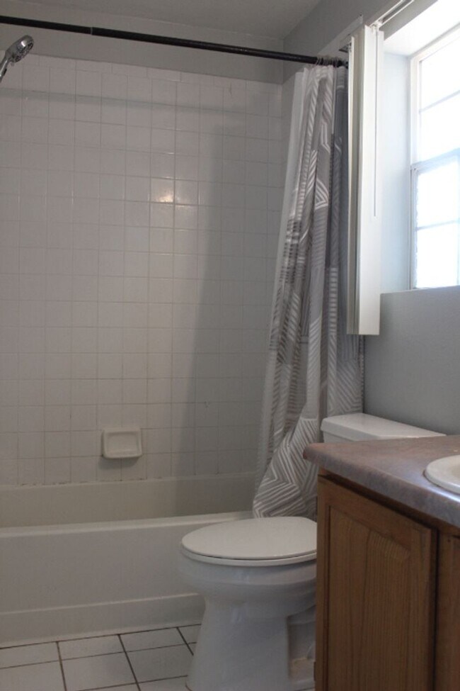Building Photo - Stunning 3rd Floor 3 BR/2 BA Littleton Con...