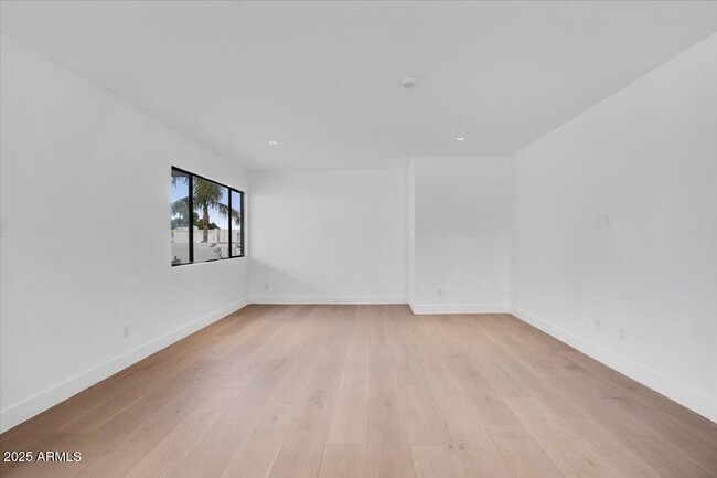 Building Photo - 6814 N 72nd Pl