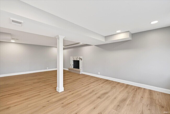 Building Photo - 633 S Ravencrest Ave