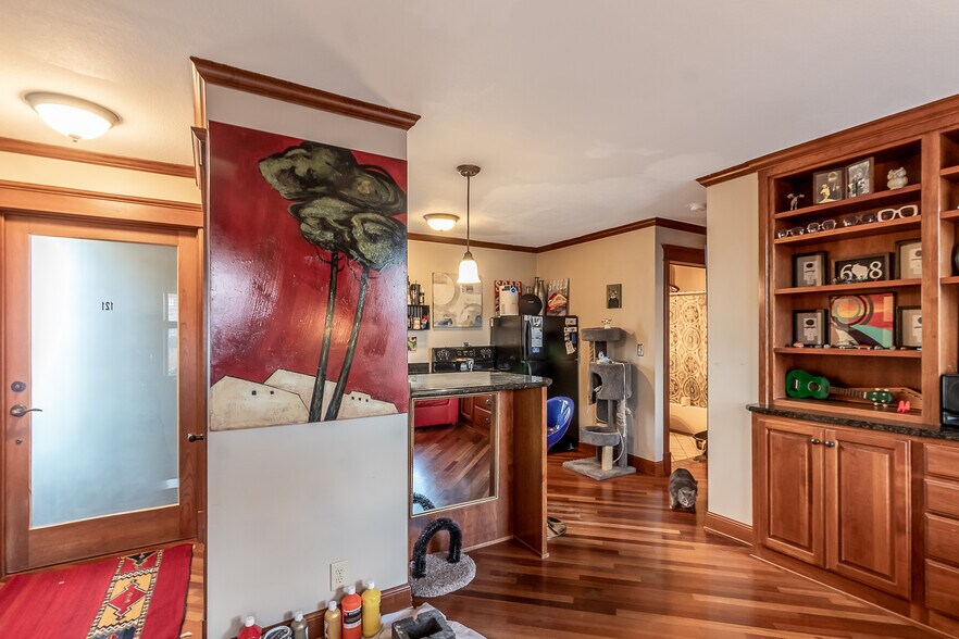 Building Photo - 111 E Cherry St