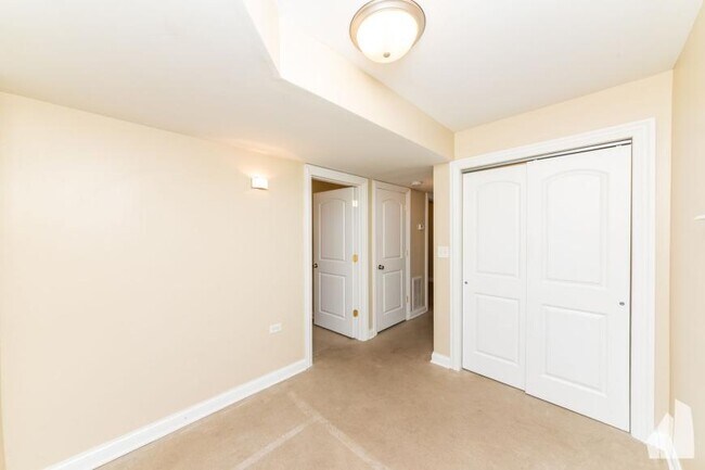Building Photo - 2 bedroom in Chicago IL 60657
