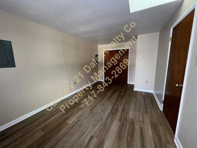 Building Photo - Beautiful 2 Bedroom Apartment on East Market Street