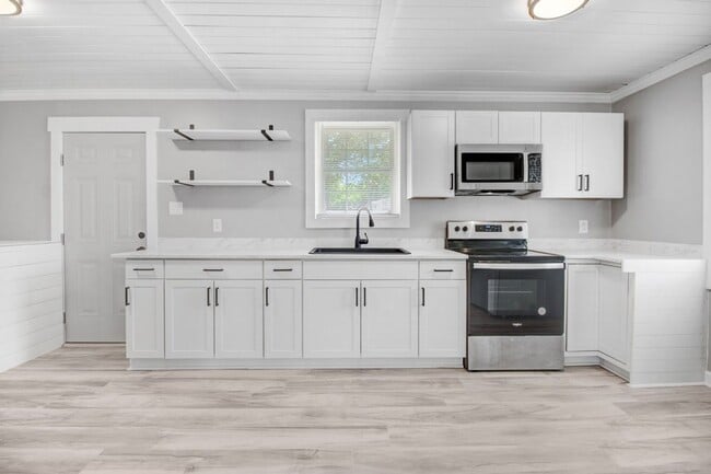 Building Photo - ADORABLE 3 BR | 1 BA HOME - 2 Car Detached...