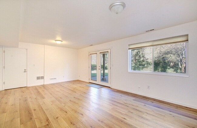 Building Photo - Spacious 4bd 2.5ba Home - Avail. Now!