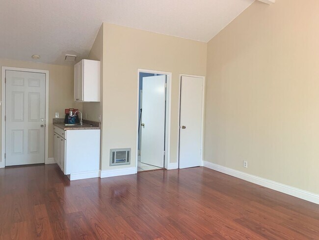Building Photo - Exceptional Mountain View Home with Guest Suite Near Downtown