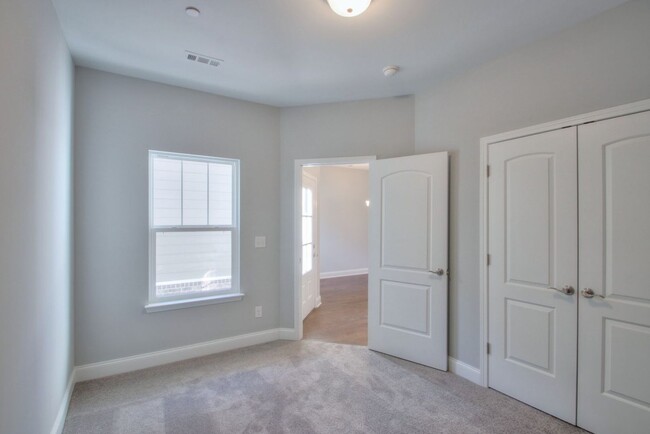Building Photo - Well appointed Townhome