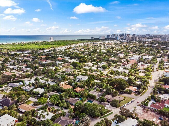 Building Photo - 2132 Middle River Dr