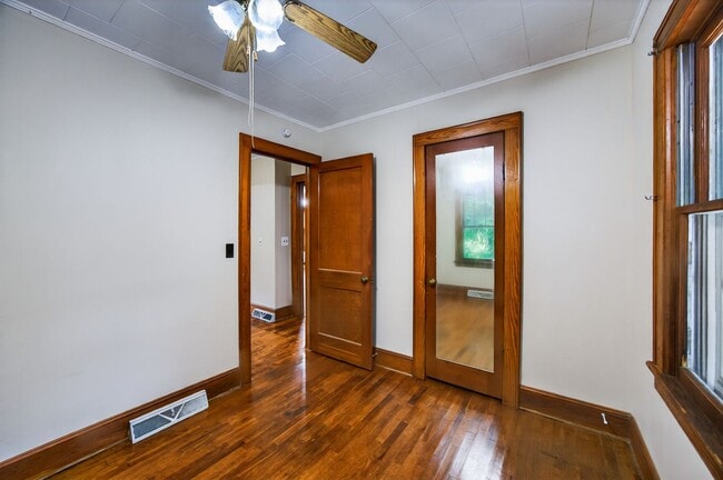 Building Photo - 2 Bedroom, 1 Bathroom House in Madison!