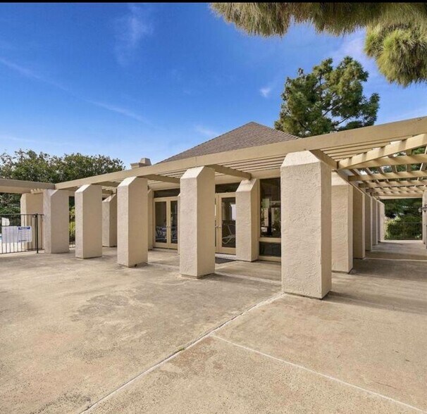 Building Photo - 1729 Gascony Rd