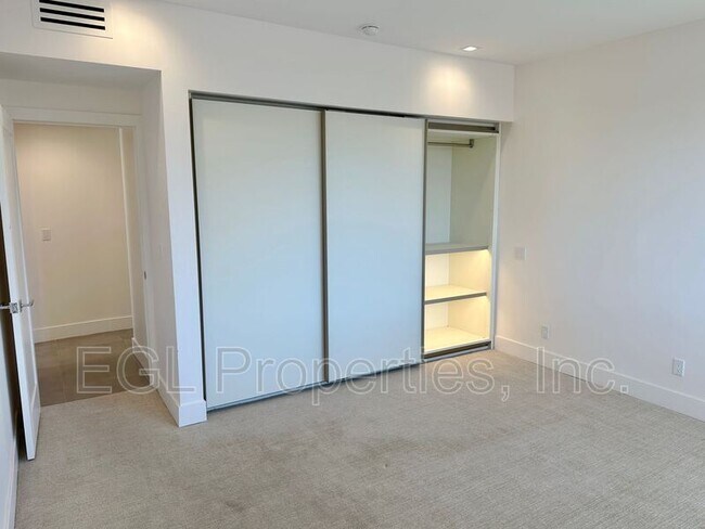 Building Photo - 1223 S Roxbury Dr