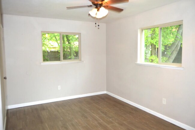 Building Photo - 5729 Emerson Dr