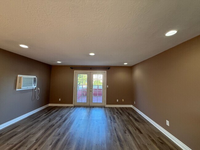 Building Photo - Updated 2-Bedroom Condo West Richland