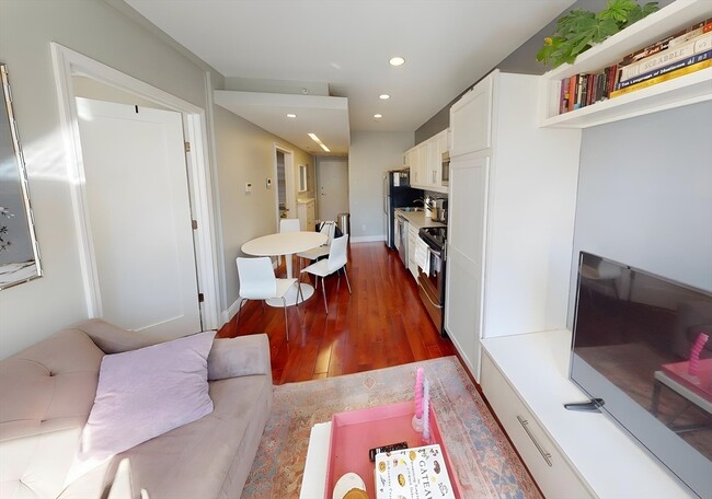 Building Photo - 9 Anderson St