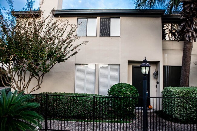 Building Photo - 1112 Bering Dr