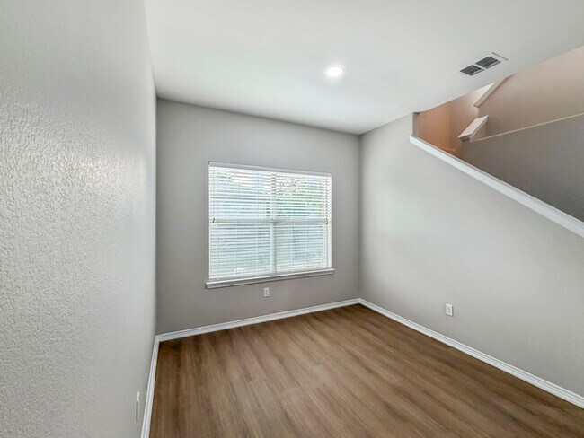 Building Photo - 1072 Aviary Dr