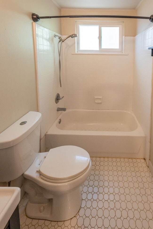 Building Photo - Beautifully updated 2 Bedroom Near Downtown!