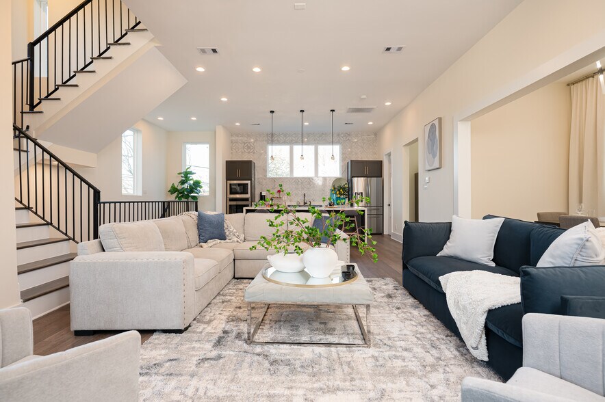 Building Photo - 917 Thompson St